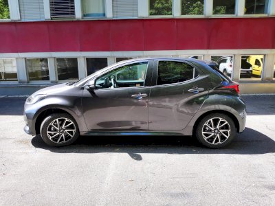 Toyota Yaris Comfort +Tech + Style 1.5 Hybrid Dynamic Force FWD 116 KM e-CVT