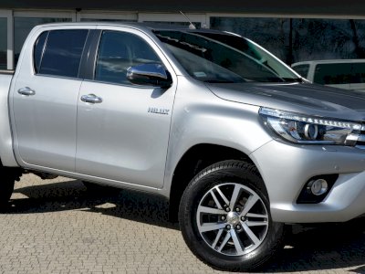 Toyota Hilux 2.4 D-4D Double Cab SR5 4x4 aut + Navi + Park + Safety