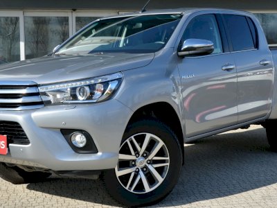 Toyota Hilux 2.4 D-4D Double Cab SR5 4x4 aut + Navi + Park + Safety
